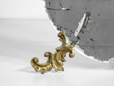 Specchio da tavolo con cornice in bronzo in stile barocco e specchio a forma di tavolozza. Primo Novecento