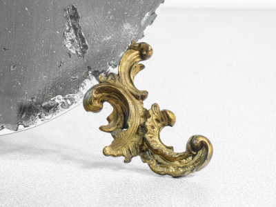 Specchio da tavolo con cornice in bronzo in stile barocco e specchio a forma di tavolozza. Primo Novecento