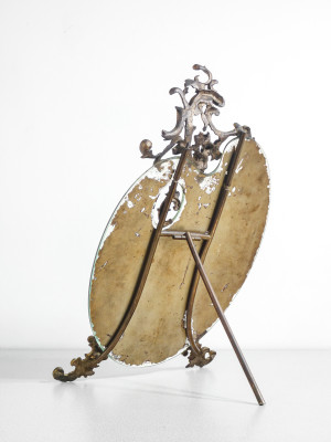 Specchio da tavolo con cornice in bronzo in stile barocco e specchio a forma di tavolozza. Primo Novecento