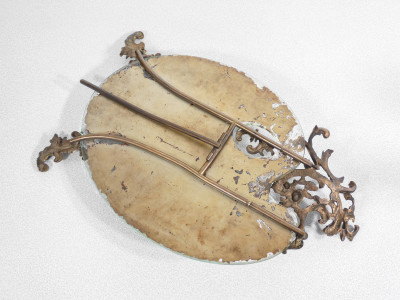 Specchio da tavolo con cornice in bronzo in stile barocco e specchio a forma di tavolozza. Primo Novecento