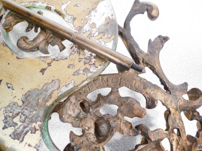 Specchio da tavolo con cornice in bronzo in stile barocco e specchio a forma di tavolozza. Primo Novecento