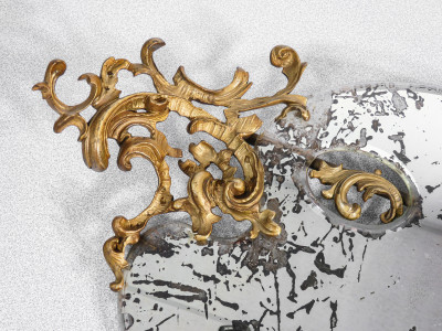 Specchio da tavolo con cornice in bronzo in stile barocco e specchio a forma di tavolozza. Primo Novecento