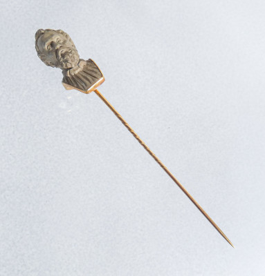 Spilla da cravatta con piccola scultura in pietra raffigurante il busto di un uomo. Ottocento
