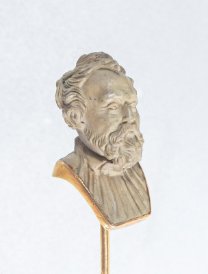 Spilla da cravatta con piccola scultura in pietra raffigurante il busto di un uomo. Ottocento