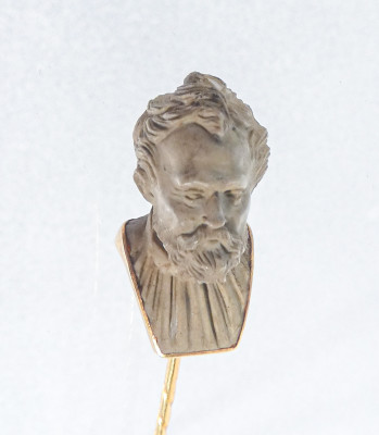 Spilla da cravatta con piccola scultura in pietra raffigurante il busto di un uomo. Ottocento