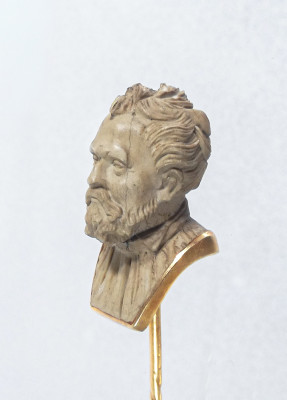 Spilla da cravatta con piccola scultura in pietra raffigurante il busto di un uomo. Ottocento