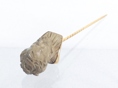 Spilla da cravatta con piccola scultura in pietra raffigurante il busto di un uomo. Ottocento