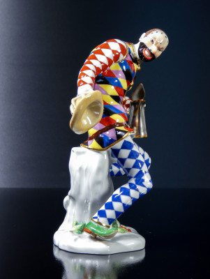 Statuina in porcellana di MEISSEN Arlecchino, Commedia dell'Arte. Germania, Anni 70