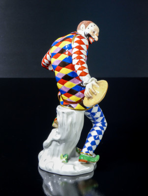 Statuina in porcellana di MEISSEN Arlecchino, Commedia dell'Arte. Germania, Anni 70