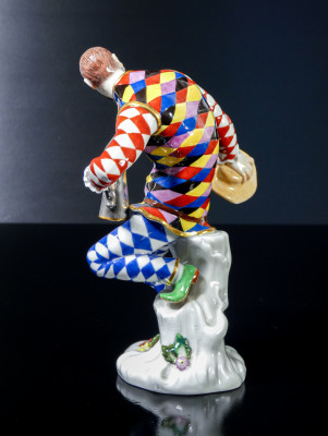 Statuina in porcellana di MEISSEN Arlecchino, Commedia dell'Arte. Germania, Anni 70