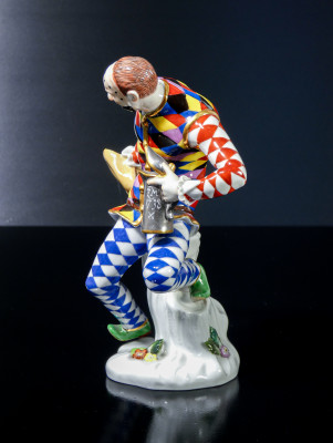 Statuina in porcellana di MEISSEN Arlecchino, Commedia dell'Arte. Germania, Anni 70