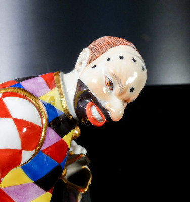 Statuina in porcellana di MEISSEN Arlecchino, Commedia dell'Arte. Germania, Anni 70