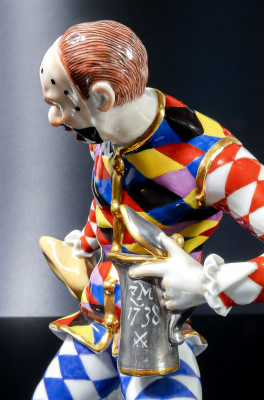 Statuina in porcellana di MEISSEN Arlecchino, Commedia dell'Arte. Germania, Anni 70