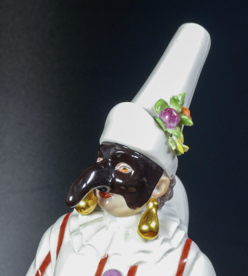 Statuina in porcellana di MEISSEN Pulcinella, Commedia dell'Arte. Germania, Anni 70