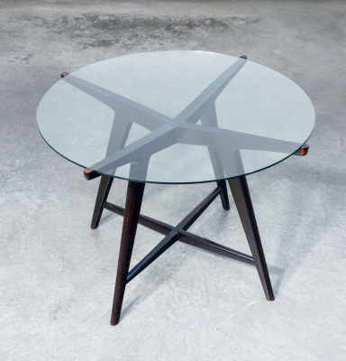 Tavolino basso, design attribuito a Paolo BUFFA, con piano tondo in vetro e struttura in legno laccato. Italia, Anni 50