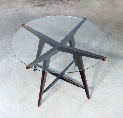 Tavolino basso, design attribuito a Paolo BUFFA, con piano tondo in vetro e struttura in legno laccato. Italia, Anni 50