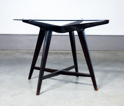 Tavolino basso, design attribuito a Paolo BUFFA, con piano tondo in vetro e struttura in legno laccato. Italia, Anni 50