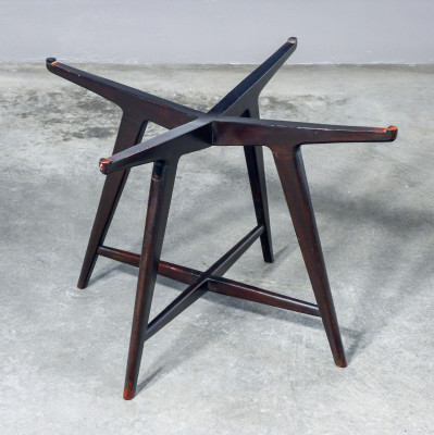 Tavolino basso, design attribuito a Paolo BUFFA, con piano tondo in vetro e struttura in legno laccato. Italia, Anni 50
