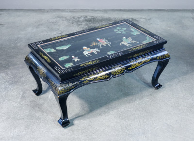 Tavolino basso cinese con intarsi in pietre dure. Cina, XX sec.