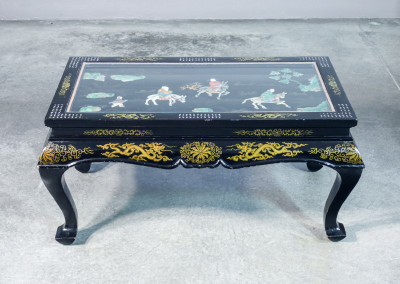 Tavolino basso cinese con intarsi in pietre dure. Cina, XX sec.