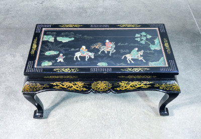 Tavolino basso cinese con intarsi in pietre dure. Cina, XX sec.