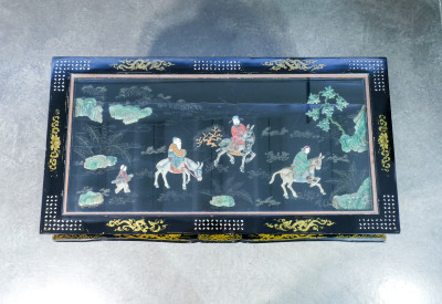 Tavolino basso cinese con intarsi in pietre dure. Cina, XX sec.