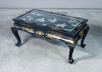 Tavolino basso cinese con intarsi in pietre dure. Cina, XX sec.