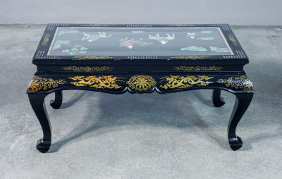 Tavolino basso cinese con intarsi in pietre dure. Cina, XX sec.