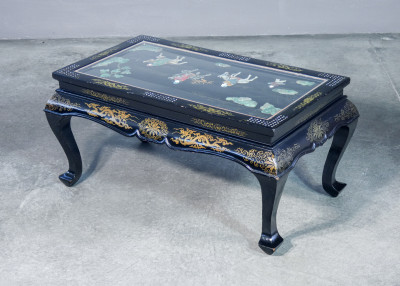 Tavolino basso cinese con intarsi in pietre dure. Cina, XX sec.
