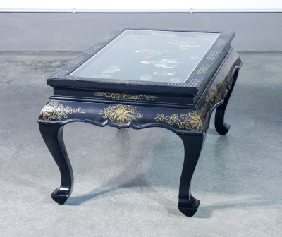 Tavolino basso cinese con intarsi in pietre dure. Cina, XX sec.
