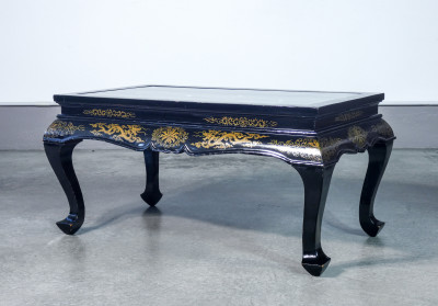 Tavolino basso cinese con intarsi in pietre dure. Cina, XX sec.