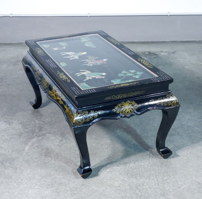 Tavolino basso cinese con intarsi in pietre dure. Cina, XX sec.