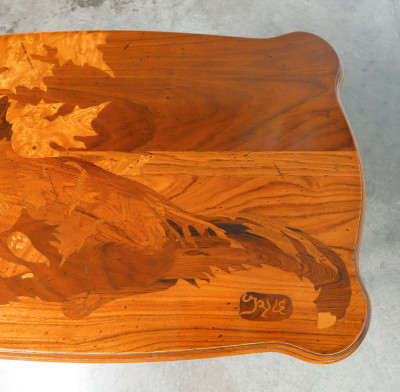 Tavolino da té Art Nouveau firmato Émile GALLÉ, in legno intarsiato. Francia, Secondo Ottocento