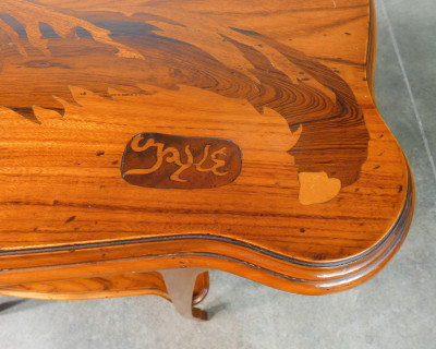 Tavolino da té Art Nouveau firmato Émile GALLÉ, in legno intarsiato. Francia, Secondo Ottocento