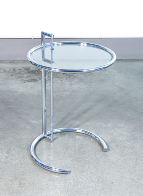 Tavolino regolabile in metallo cromato e vetro mod. E-1027, design Eileen GRAY, replica degli anni 70/80