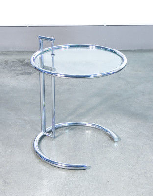 Tavolino regolabile in metallo cromato e vetro mod. E-1027, design Eileen GRAY, replica degli anni 70/80