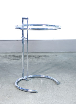 Tavolino regolabile in metallo cromato e vetro mod. E-1027, design Eileen GRAY, replica degli anni 70/80