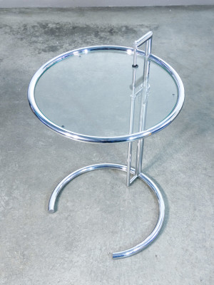 Tavolino regolabile in metallo cromato e vetro mod. E-1027, design Eileen GRAY, replica degli anni 70/80