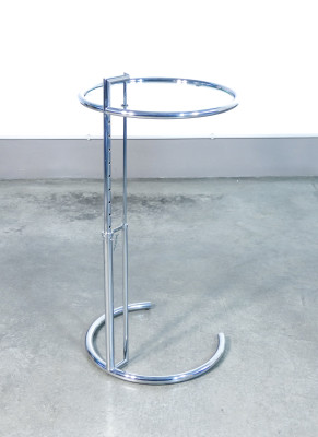Tavolino regolabile in metallo cromato e vetro mod. E-1027, design Eileen GRAY, replica degli anni 70/80