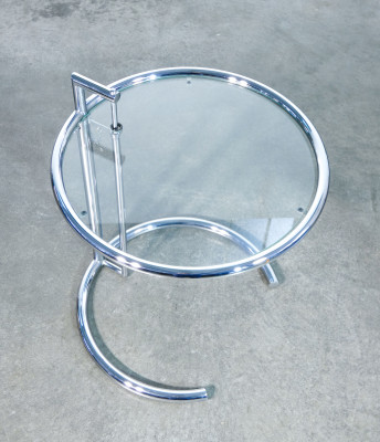 Tavolino regolabile in metallo cromato e vetro mod. E-1027, design Eileen GRAY, replica degli anni 70/80