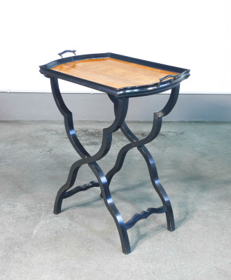 Tavolino di servizio pieghevole con vassoio estraibile, in legno laccato. Napoleone III. Ottocento