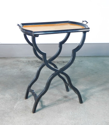 Tavolino di servizio pieghevole con vassoio estraibile, in legno laccato. Napoleone III. Ottocento