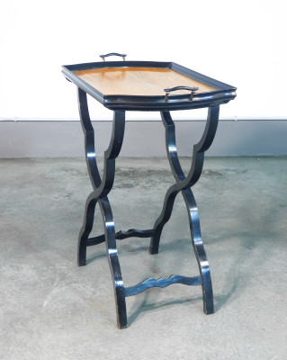 Tavolino di servizio pieghevole con vassoio estraibile, in legno laccato. Napoleone III. Ottocento