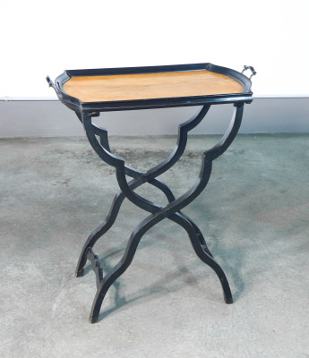 Tavolino di servizio pieghevole con vassoio estraibile, in legno laccato. Napoleone III. Ottocento
