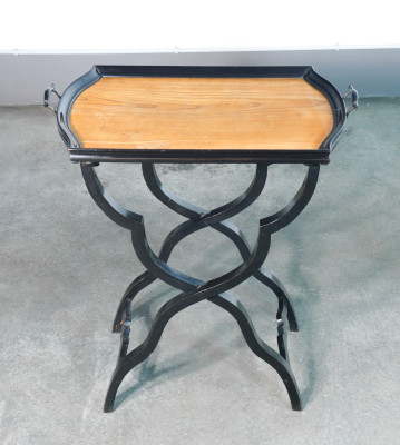 Tavolino di servizio pieghevole con vassoio estraibile, in legno laccato. Napoleone III. Ottocento
