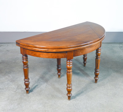 Tavolo consolle a mezzaluna apribile in legno di noce. Ottocento