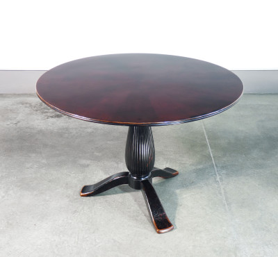 Tavolo con piano tondo, design Paolo BUFFA, gamba centrale terminante a treppiede. Italia, Anni 40