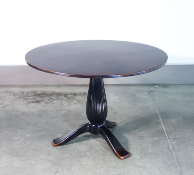 Tavolo con piano tondo, design Paolo BUFFA, gamba centrale terminante a treppiede. Italia, Anni 40