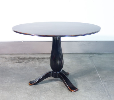 Tavolo con piano tondo, design Paolo BUFFA, gamba centrale terminante a treppiede. Italia, Anni 40