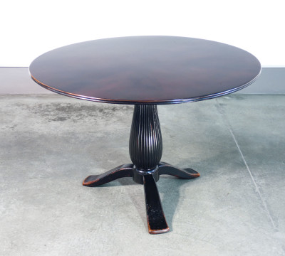 Tavolo con piano tondo, design Paolo BUFFA, gamba centrale terminante a treppiede. Italia, Anni 40
